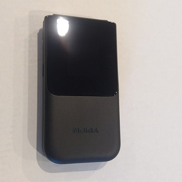 Nokia 2720 4GB DUAL SIM FLIP PHONE GSM UNLOCKED - International Version. - Picture 1 of 5